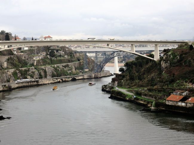 ドロウ川にはドン・ルイス１世橋以外にも<br />橋がいくつも架かっているようです。<br />