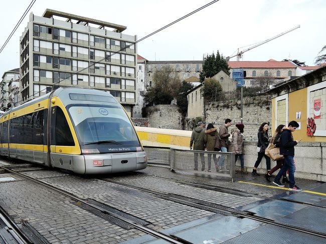 おっと！<br />電車が来ましたよ！！<br />そうなんです。観光客が大勢いるのですが、<br />電車道と歩道の境にガードレール等はありません。<br />電車が来るからと警笛も鳴りません！<br />凄い・・・( ﾟДﾟ)<br />