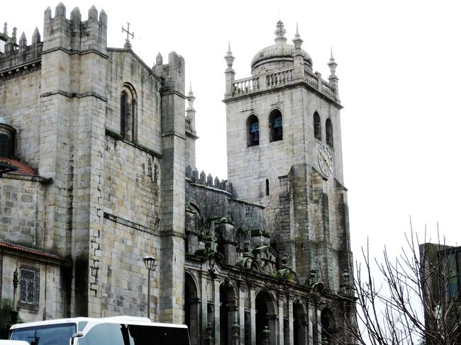 ポルト大聖堂・・前を歩いて通り過ぎるだけ・・。<br />