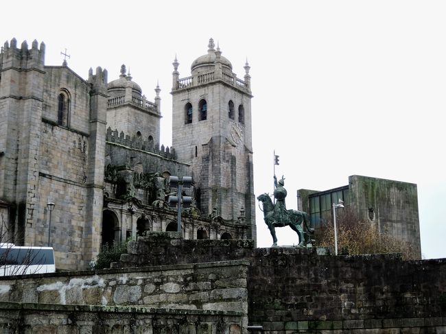 騎士の像は結構上の方にあります。<br />先ほどはバスの中から撮ったので<br />目の高さに近かったのですが・・<br />