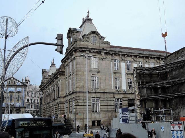 歩いて、サン・ペント駅の方まで<br />坂を降りてきました。<br />