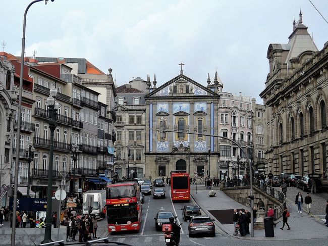 正面はコングレガドス教会。<br />右がサン・ペント駅。