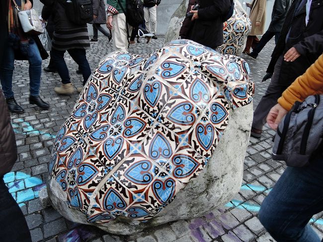 サン・ペント駅の近くの歩道にあった石。<br />どうなっているんでしょう？<br />複雑な局面にアズレージョ。<br />