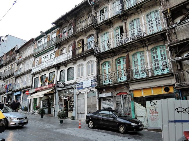 サン・ペント駅の脇道（？）<br />建物の窓と手摺りが可愛い。<br />