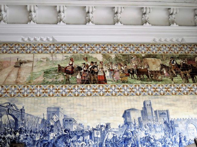 サン・ペント駅はアメリカの旅行雑誌<br />「Travel &amp; Leisure」で、世界で最も<br />美しい駅のひとつに選ばれたことがある<br />そうです。<br /><br />ホールに入ると<br />４面すべて、素晴らしいアズレージョに<br />囲まれています。<br />