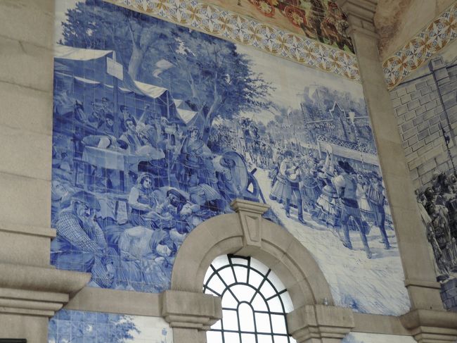 お祭りでしょうか。<br />楽しそうに踊っている人たちもいます。<br />