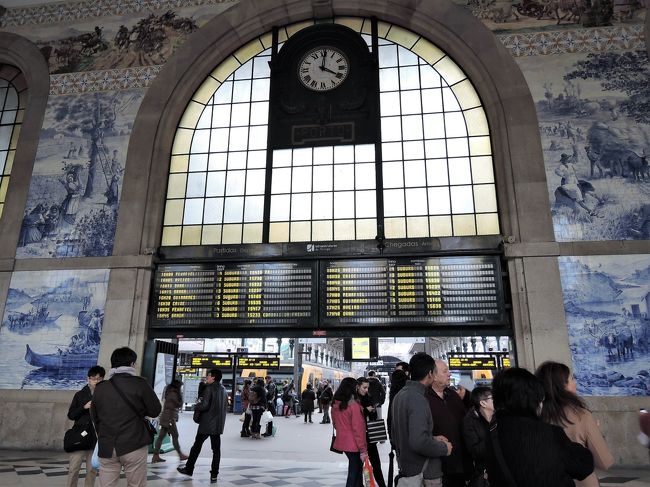 改札口とかは無いようです。<br />私たちもホームに行くことができます。<br />