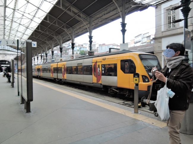 ホームに列車が停車していました。<br />