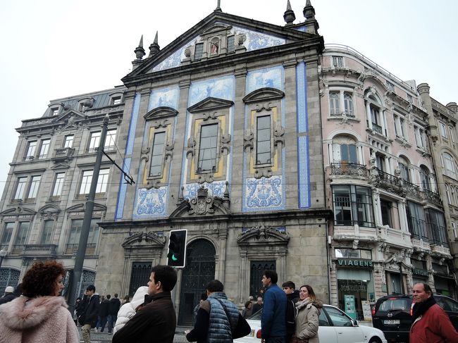 アズレージョの壁が美しい<br />コングレガドス教会の前を<br />横切り・・<br />