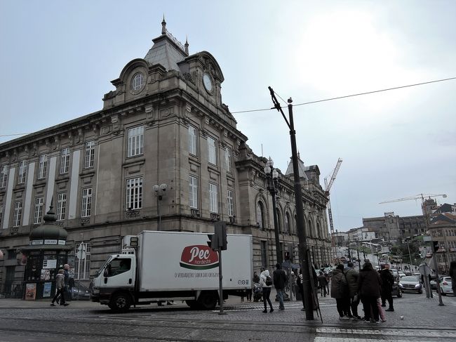 サン・ペント駅を振り返り・・・<br />先ほどは右側のこの坂を歩いて降りてきました。