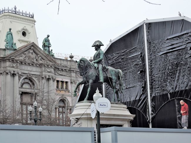 集合場所を確認して、この後自由時間になります。<br />リベルダーデ広場に建つドン ペドロ4世の像を<br />見上げながら歩き・・