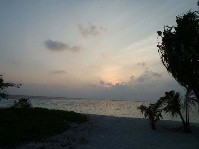 翌日・３日目の朝、ホテルが西側にあることが分かったので、<br />早起きしてホテルから東側へ歩いて約5分程で海岸へ出て、<br />朝日を眺める事に・・・