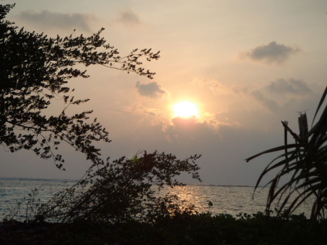 姿を見せ始めてきてMaafushi島の1日が始まります。<br />今日も昼間は快晴になりそう・・・<br />今のところ雨の天候には無縁です。