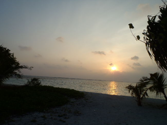 水平線の彼方の雲の端から徐々に・・・