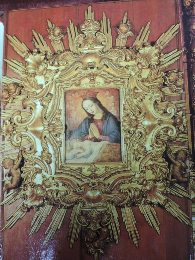 外からはわかりませんが、内装は当時植民地だった<br />ブラジルから運んできた200kgもの金の彫刻で覆い<br />尽くされていて、目が痛いくらいです。<br />内部は撮影禁止なので、内部の写真の絵ハガキで。<br />@絵葉書