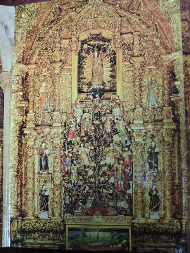 聖母像の下にいるのは聖人でしょうか。<br />@絵葉書