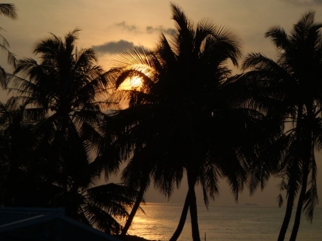 Maafushi島３日目の夕陽。<br />サンセットショーの始まりです。<br />