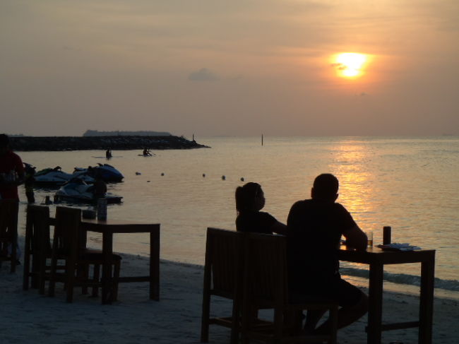 ビーチ沿いにセットアップしてあるテーブル席は満席なので・・・