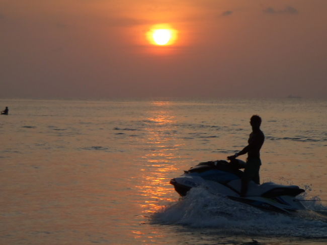 水上バイク？と夕陽！<br />海面を走りながらの夕陽観賞？