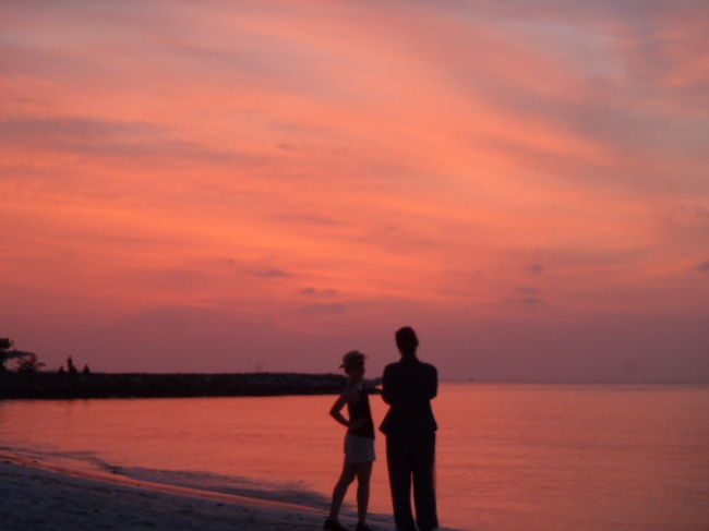 今日の夕焼けはお二人さんは満足かな？<br />本日の綺麗なMaafushi島のサンセットショーでした。
