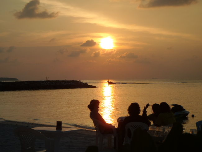 ビーチサイドでは浜辺のテーブル席で食事しながら、<br />サンセットショーに見入っているカップルや・・・
