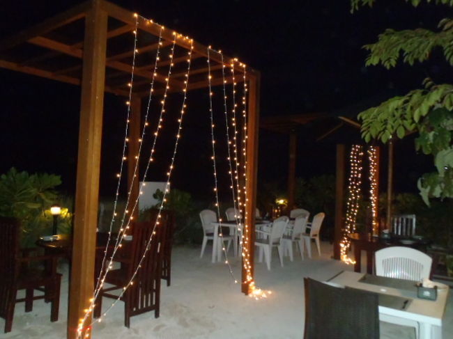 暗くなると各テーブル席が個別にイルミネーションで、<br />仕切られていて・・・