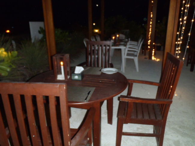 テーブル席はキャンドルライトだけの明かりが燈っているだけの、<br />雰囲気の良い感じのレストランでした。<br />足元は白砂で素足に気持ちが良いです。<br />夕食はドレスコード無しの、ビーチサンダルで・・・