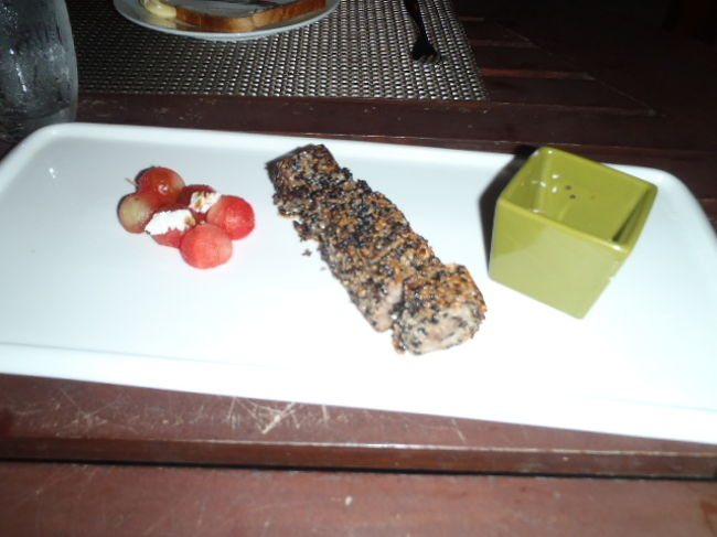 このレストランに来たもう一つの目的が、<br />此の胡麻TUNAなるものに興味を惹かれて、食べて見たくて来ました。<br />中々美味しかったです。<br />他のゲストも殆どがオーダーしていたようでした。