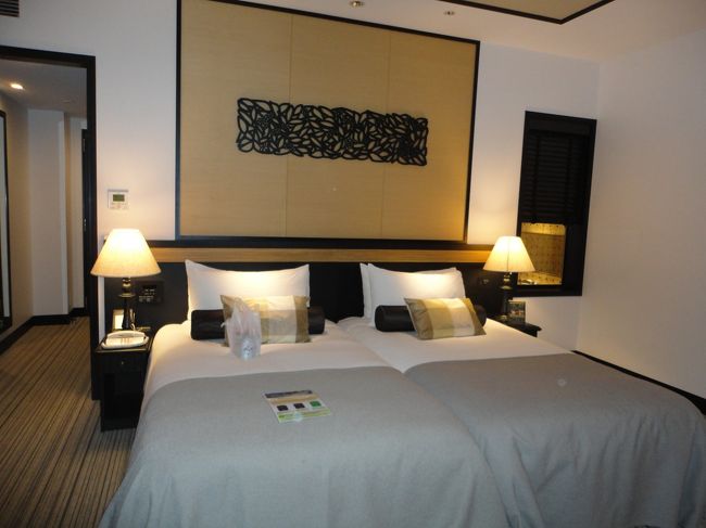 　ホテルの部屋へ。<br /><br />　モントレ沖縄。<br /><br />沖縄のホテルは選択肢が多く、どこにするのか散々迷いました。<br />探しに探して、立地、雰囲気、食事、予算、海に面している、サービスなどの条件がどれも良さそうだったので決めました。<br /><br />　両親とは隣。７階の部屋。