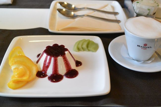 イタリアンビストロ『Duett』のパンナコッタとカプチーノ。