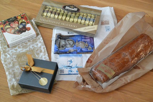 ハンガリー暮らしの時の大家さんよりクリスマスプレゼントのお菓子が届きました。