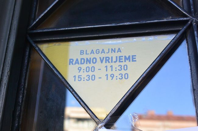 国立劇場にチケットを買いに行ったら、なんと4時間も休憩時間がありました。<br /><br />Blagajna（チケット売り場）の開業時間<br />9:00～11:30　15:30～19:30