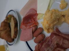 会議室のような場所で朝食