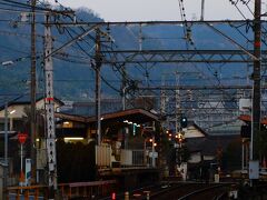始まりは三井寺駅、京阪石山坂本線のひと駅。
一年でもいちばん寒い日、今日は大寒。
レールも街灯に照らされて冷たそうに光を跳ね返していました。
遠く比叡山の山並みにはようやく東からの微かな光りが届き始めました。