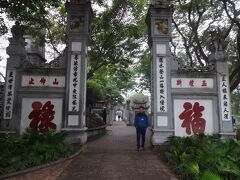 　うっとうしい曇り空なのに、溌剌とした人々のエネルギーが乗り移ってきて、元気になって玉山祠に着きましたが、ここはパス。