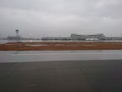 8：30　神戸空港は案の定、雨です