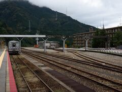 AM10:48　猪谷駅到着
降りたホームの向かい側前方に乗り換えの富山行きが停車中
30名ほどの乗客がそのままこの列車に乗り換えます。
多くが外国人でした。この決して便利ではないルートを選ぶ方が多いのに驚きました
