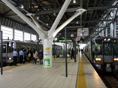 富山平野に入った高山本線は、細かく各駅に停車しつつ
猪谷から1時間少々で高架駅の富山駅に到着
岐阜駅から、225km 約6時間掛けて日本海側の都市富山へ到着しました。
ちなみに、特急のワイドビューひだでも、3時間半かかります。
