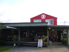 次の日は、朝早く起きて有名な「とうふの比嘉」へ！
ここは朝６時半からやっているので、開店に合わせて向かいましたが、すでに人が！
すぐに行列ができました。ギリギリセーフ！