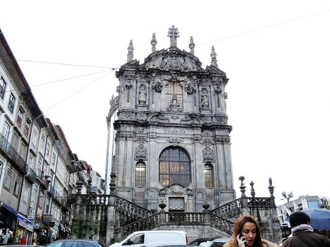 ２時間半ほどの自由時間。<br />世界一美しい書店と言われている<br />「レロ・イ・イルマオン書店」とどっちへ<br />行こうか迷ったけど、高いところが好きな私は、<br />あちこちで目を惹いていたクレリゴス教会の塔に<br />登って見ることに。<br />ここがクレリゴス教会ですが、入り口は右側面にあります。<br />