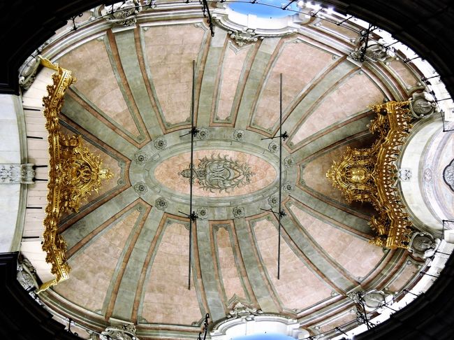 入り口を入って右の階段を上ると<br />チケット売り場がありますが、まずは<br />無料で入れる教会の方へ。<br />柔らかな色調の天井が可愛い。<br />