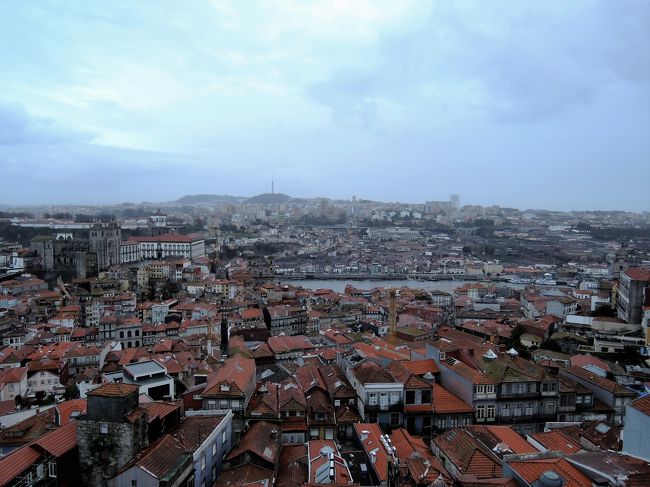 礼拝堂を２階でぐるりと回って、宝物殿のようなところを見て<br />ようやく塔へ続く階段に出ます。<br />狭くて急な階段を２００段以上登って、ようやく塔の展望台に。