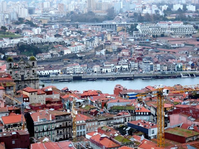 残念な天気ではありますが、それでも眼下に広がる<br />ポルトの街のオレンジの屋根は絶景です。<br />ドロウ川が見えます。<br />川の向こうがワイン工場が並ぶあたりです。