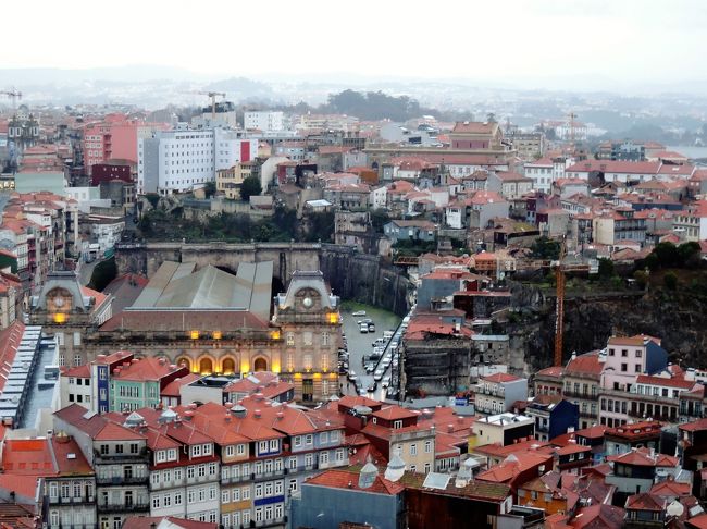 そろそろ街に明かりが灯り始めましたが・・<br />雨も降りだしました！<br />ところが、展望台は大渋滞。<br />塔への階段はとっても狭いので、すぐに避難・・という<br />訳にはいきません。<br />