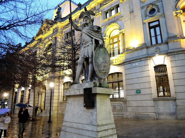 甲冑に身を固めたこの像はどなたでしょう。<br />