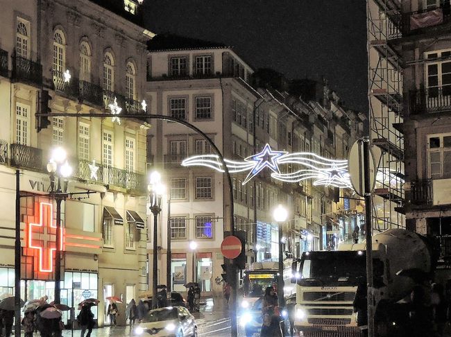 お土産物屋さんを覗いたり、教会の中に<br />逃げ込んだりして少し時間をつぶします。<br />