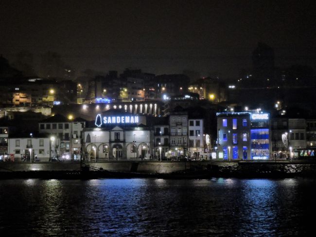 昼間訪れた「SANDEMAN」の<br />ワイン工場。ライトアップされた<br />シンボルマークと社名が浮かび上がっています。<br />