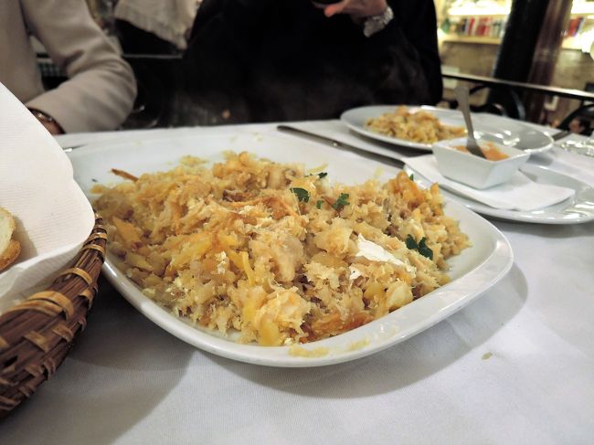 今日の夕食はポルトガルの家庭料理。<br />日本で言うと肉じゃがとかそんな感じ？<br />ポルトガル名物のバカリャウ（干しタラ）を一昼夜水抜きし、<br />細かくほぐして、千本きりのように細かく切ったジャガイモ<br />等との炒め物。<br />