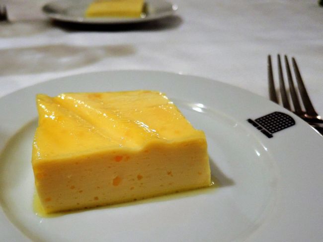 デザートはちょっと固めのプリンでした。<br />夕食の後はホテルに戻ります。<br />観光３日目になる明日はコインブラとトマールを<br />観光してナザレに宿泊予定です。<br /><br />【６】コインブラ<br />https://4travel.jp/travelogue/11323671<br /><br />