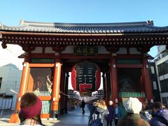 【浅草寺】
築地でたんまり食べた後は浅草寺に移動。
カロリー消費のために銀座まで歩いて東京メトロに乗りました。

まずは有名な雷門の前でパチリ。
早朝でもちらほら観光客の方がいますね。